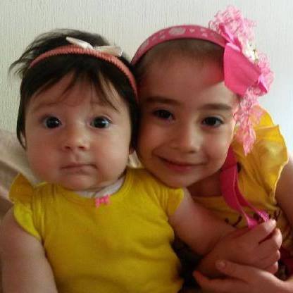 Luciana, a la derecha, junto a su hermana pequeña.