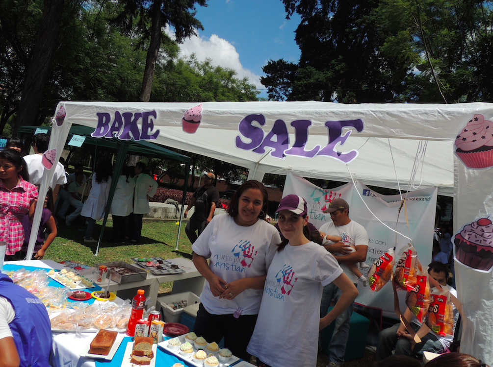 Sussan Carranza durante e Bake Sale para recaudar fondos realizado junto a otras mamás de la comunidad Cosas de Wiros.