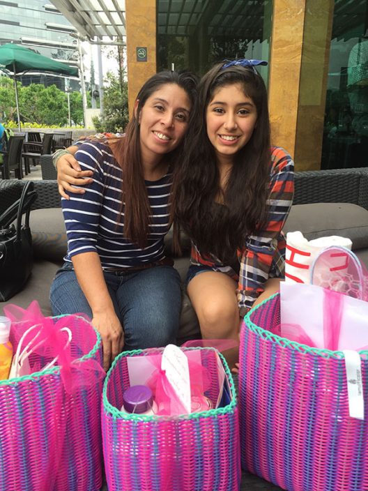 Carmen junto a su hija Ashta, ganadoras del giveaway del día de la madre.