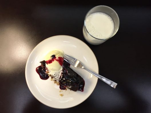 Pastel de chocolate + vaso de leche sabe a gloria! Instagram: @mundo_de_mama