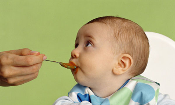 Introduciendo alimentos sólidos a tu bebé, mes a mes