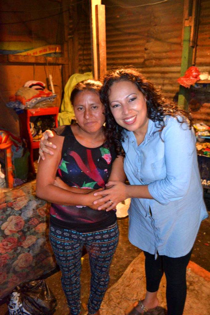 Damaris junto a una de las beneficiadas de la Misión 