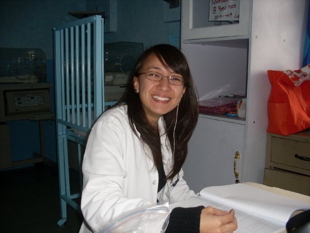 Natalia como residente en su carrera como doctora, especializada en oftalmología.
