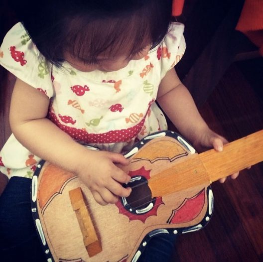 Esta guitarra duró varias temporadas en la casa, creo que ha sido de los juguetes más productivos.