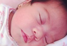 ¿Cómo estimular a un bebé recién nacido?