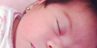 ¿Cómo estimular a un bebé recién nacido?