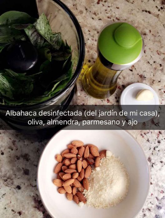 Los ingredientes del pesto varían según el gusto, yo prefiero hacerlo con almendra y albahaca