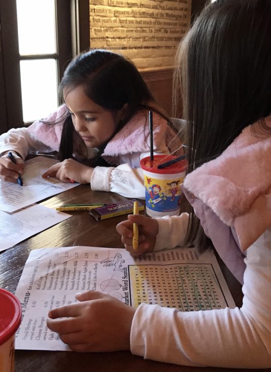 Nuestro mesero atendió con mucha paciencia las niñas, ellas estaban fascinadas con que él fuera chapín.